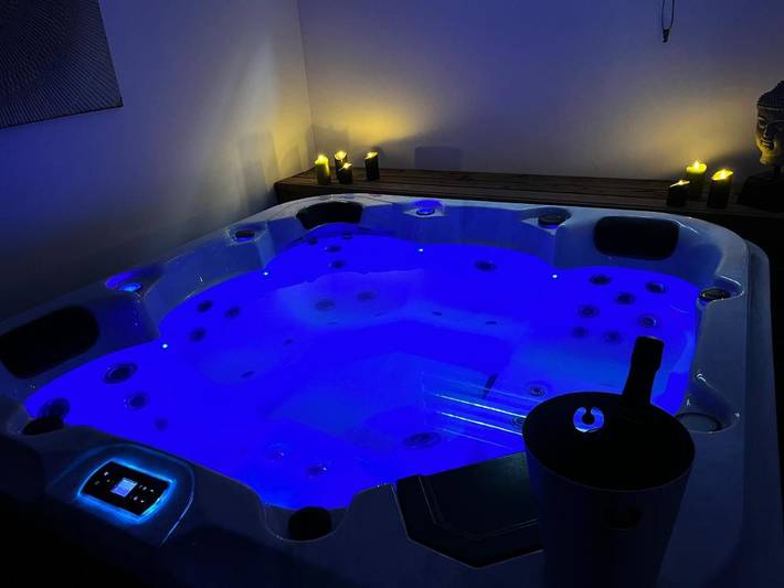 Gîte pour 2 personnes, avec jardin et jacuzzi à Villers-Allerand
