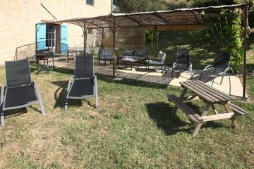 Gîte pour 4 personnes, avec jardin et piscine à Bevons