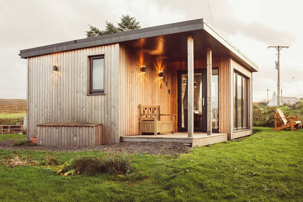 Luxury self-catering cabin - panoramic mountain views, short walk from the beach in Brogaig, Highlands