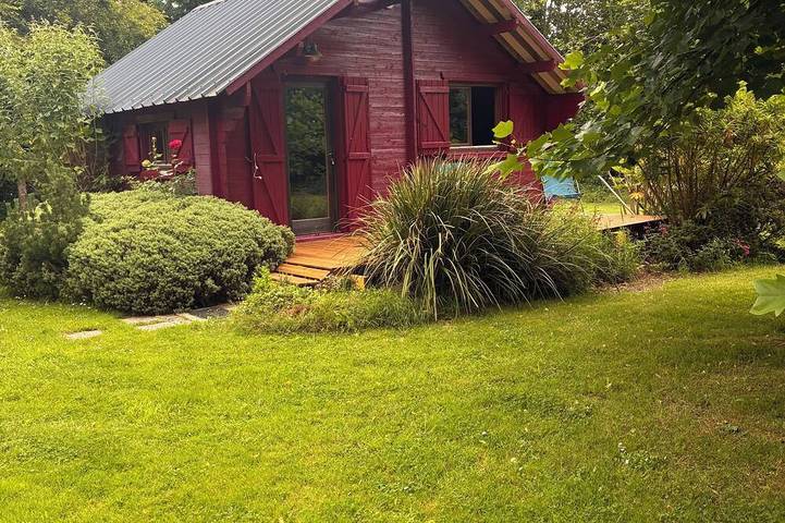Gîte pour 4 personnes, avec balcon ainsi que jardin et jacuzzi à Rédené