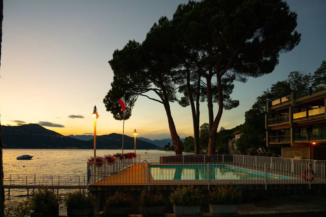 Appartamento intero, Lido di Angera: sul lago con piscina - Henriette Apt Terrazza, Accesso al lago in Angera, Comune di Angera