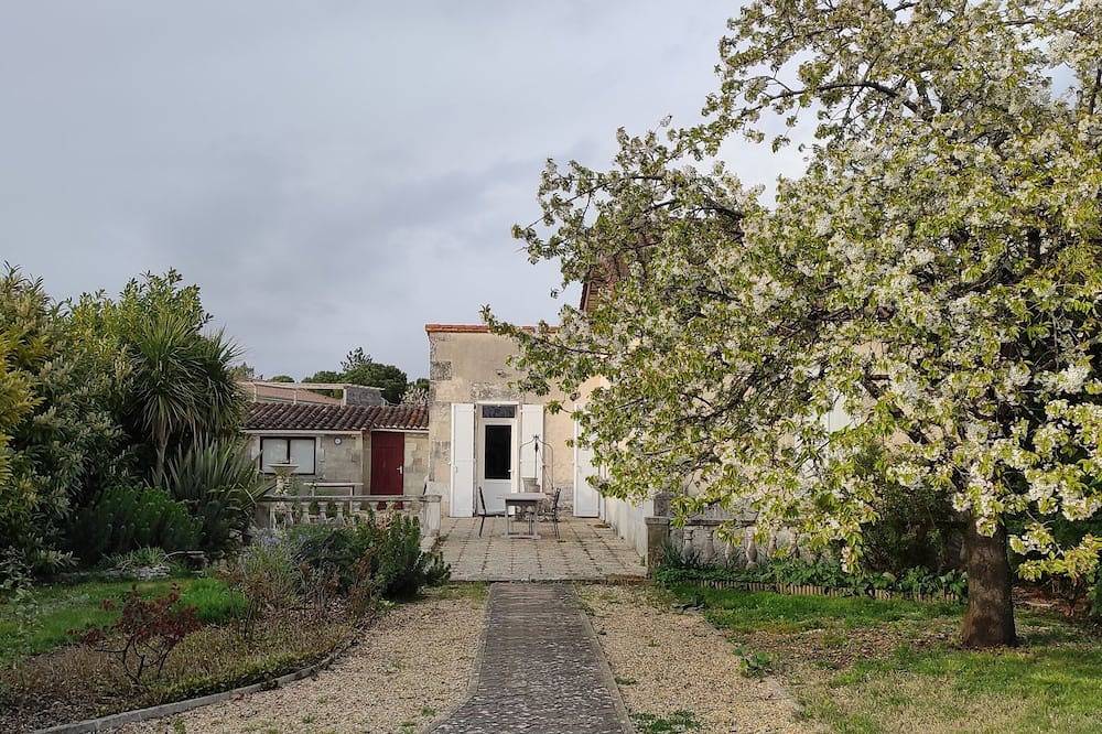 Charming town house in enclosed garden ***, 3 bedrooms, 4 double beds, pets. in Cognac, Charente