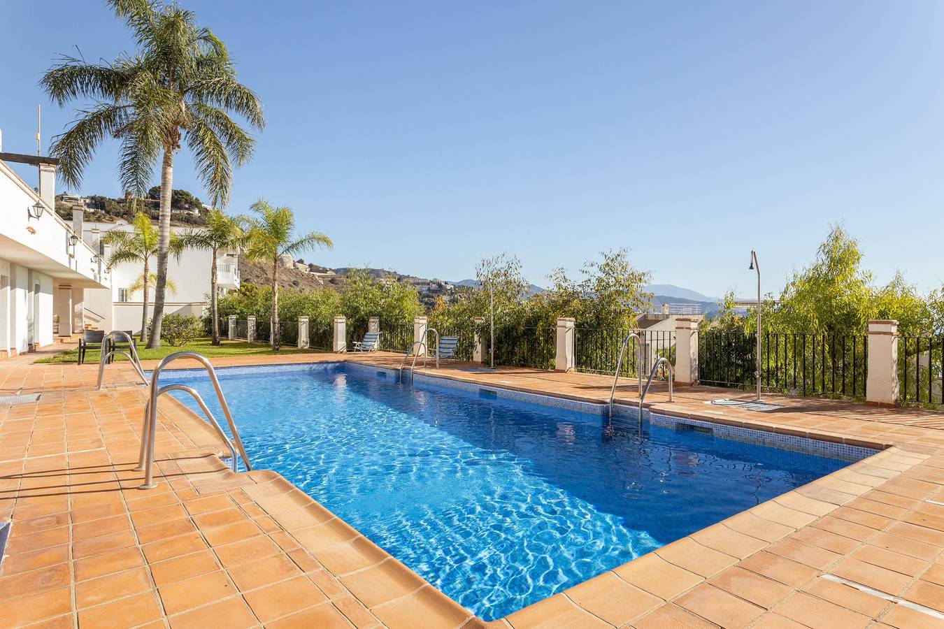 Apartamento entero, Apartamento "Cielo Azul" con vistas al mar, piscina, Wi-Fi, A/A y terraza in La Herradura, Almuñecar