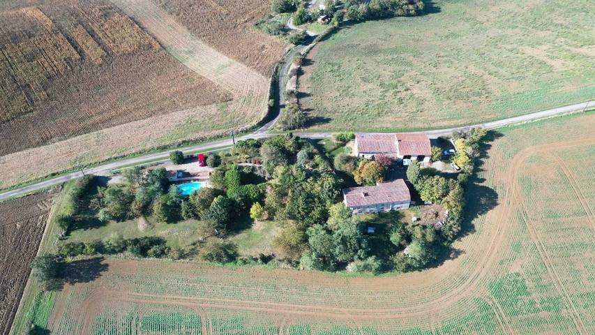 Gîte Le Tournesol – Vue Montagne, Piscine Partagée et Wi-Fi in Salles-sur-l'Hers, Région de Carcassonne