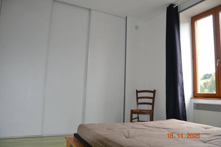 Gîte pour 2 personnes, avec piscine ainsi que jardin et vue à Pont-Trambouze - 4