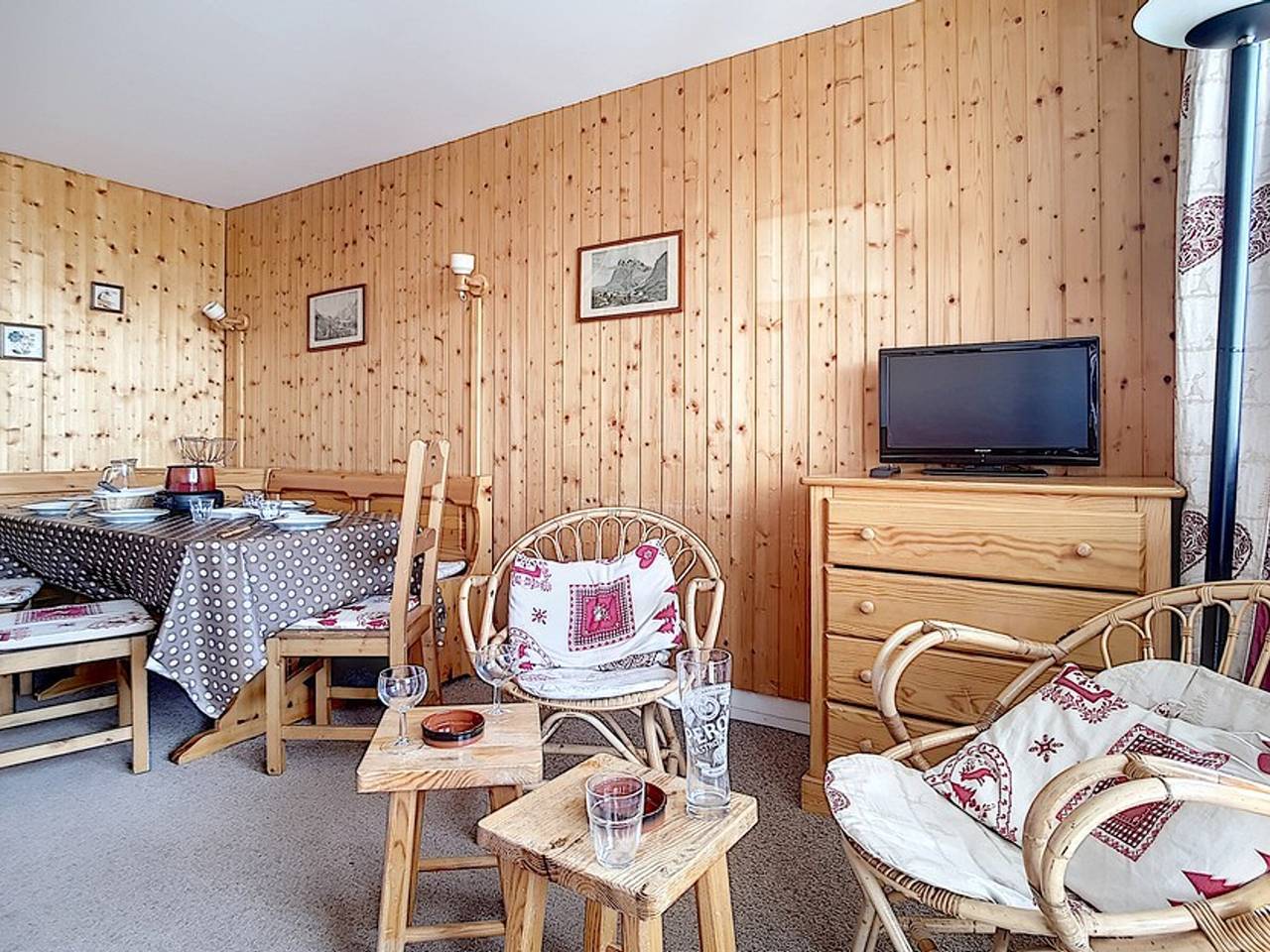 Entire apartment, Bright & Cozy Apartment · Ski-In/Ski-Out · Balcony with Garden View in Les Menuires, Saint-Martin-de-Belleville
