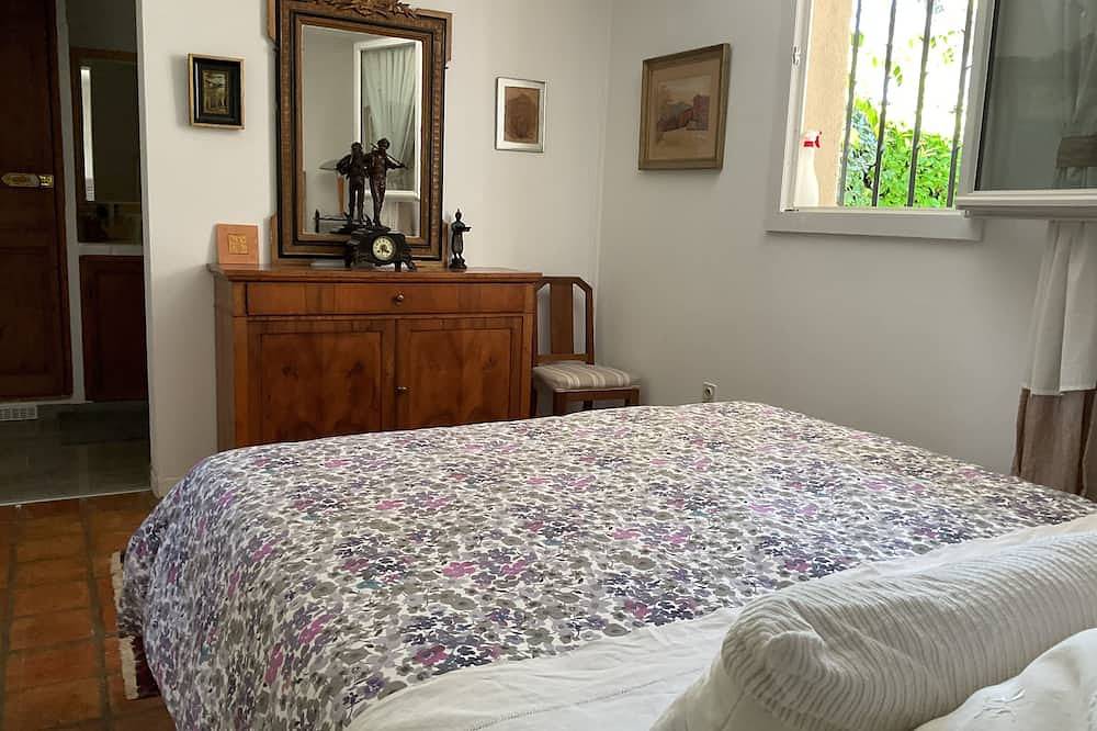 In the heart of the vineyards, 7 minutes from the center of Aix-en-Provence Bastide with swimming pool in Éguilles, Aix-en-Provence region