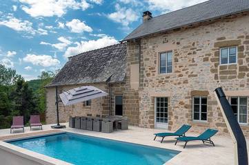 Location de vacances pour 10 personnes, avec terrasse et jardin à Lissac-sur-Couze