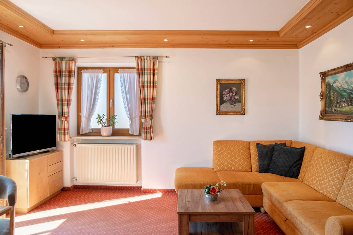 Appartement entier, Appartement de vacances 'Alpenblick Tilly - Lautersee' avec vue sur la montagne, jardin commun et Wi-Fi in Krün, Alpes bavaroises