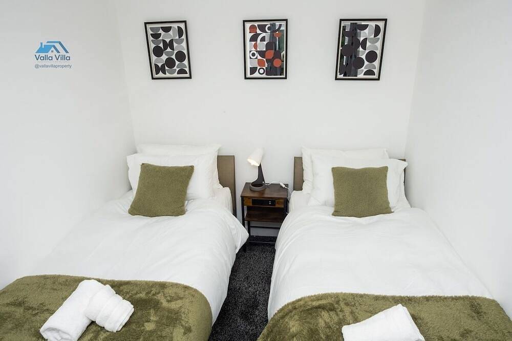 The Pines Villa 1 | Spacious 3Br | Cinema, Games & Ev | Parking | Sleeps 10+ in Northampton, Northamptonshire