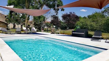 Location de vacances pour 5 personnes, avec piscine et jardin, animaux acceptés à Saint-Jean-de-Sauves