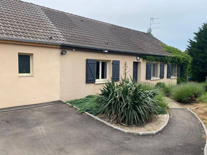 Location de vacances pour 8 personnes, avec jardin et jacuzzi à Sainte-Magnance