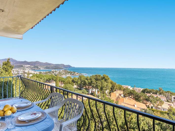 Ferienwohnung für 4 Personen, mit Terrasse und Garten in Llanca