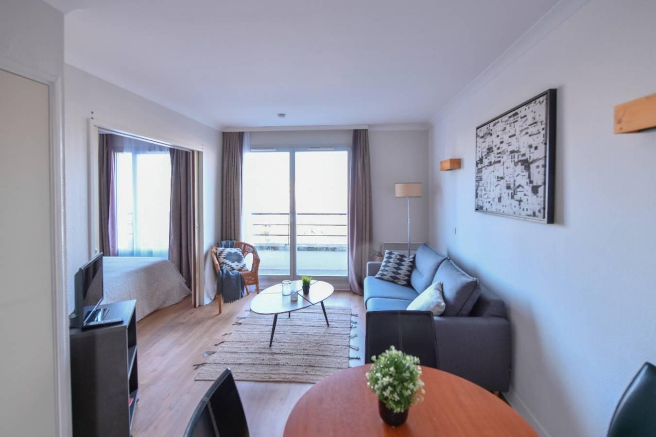 Appartement entier, Lumineux avec balcon aux Buttes Chaumont in Paris, Île de France