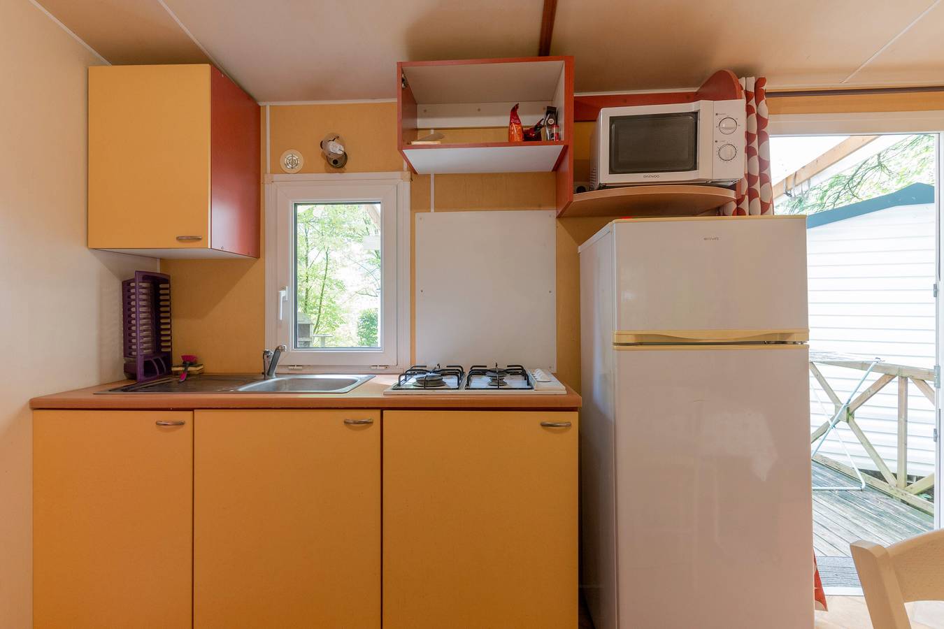 Caravan 'Midi - Stacaravan 4-6 pers' met privé terras en gemeenschappelijke tuin in Vallon-Pont-d'Arc, Gorges de l'Ardèche
