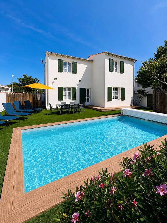 Location de vacances pour 8 personnes, avec jardin ainsi que piscine et vue dans Plage de la Cible