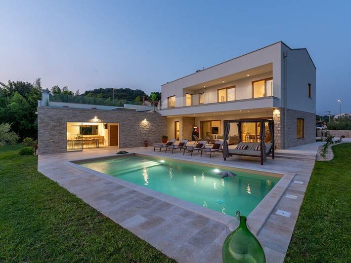 Villa für 11 Personen, mit Garten und Pool sowie Terrasse in Vrsar
