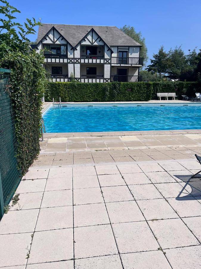 Cottage cosy avec jardin, piscine et parking in Cabourg, Région de Caen
