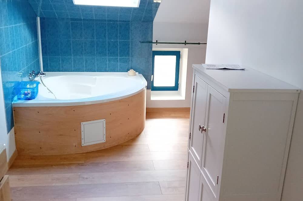 Maison Longère Avec du Charme de la Tranquillité et de L'espace in Cersay, Loire-Tal