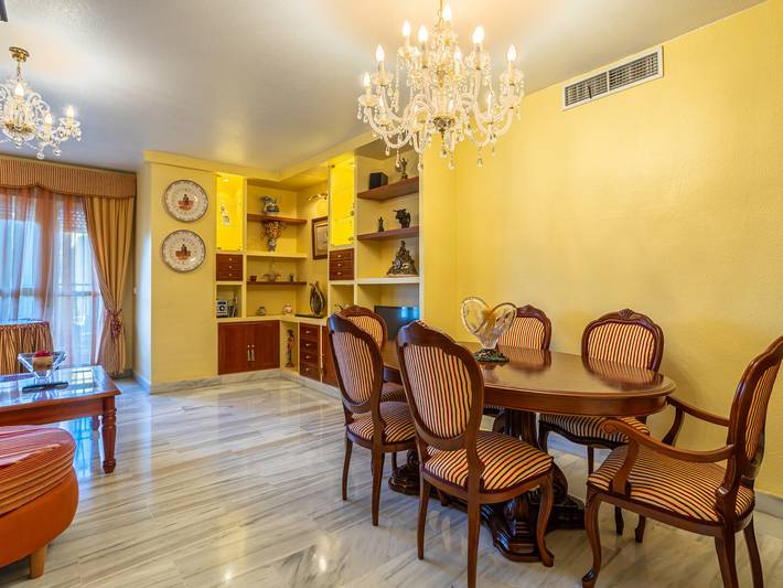 Apartamento entero, Luminoso apartamento en Tomares con calefacción y parking privado in Tomares, Provincia de Sevilla