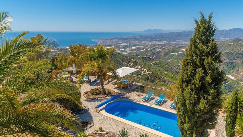 Casa rural para 8 personas, con balcón/terraza además de piscina y jacuzzi, Se admiten mascotas en Sayalonga