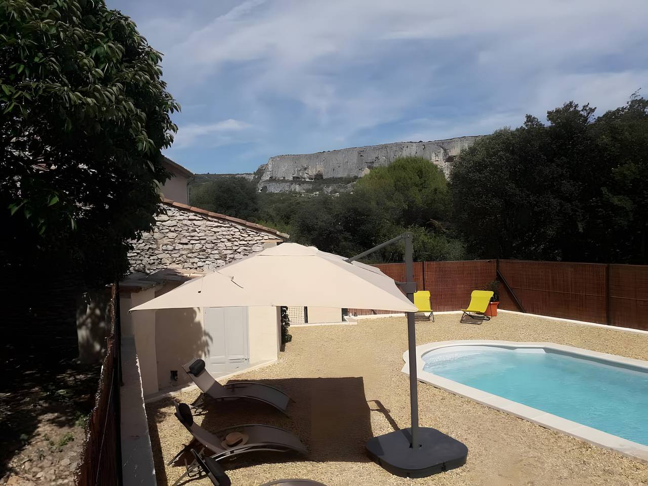 Finca 'Au Pied De La Montagne' mit Bergblick, Wi-Fi und Klimaanlage in Lioux, Regionaler Naturpark Luberon