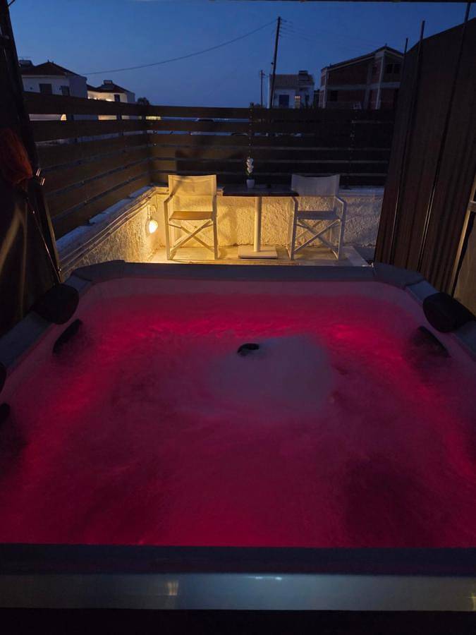 Location de vacances pour 4 personnes, avec jardin ainsi que piscine et jacuzzi, adapté aux familles dans Égine - 3