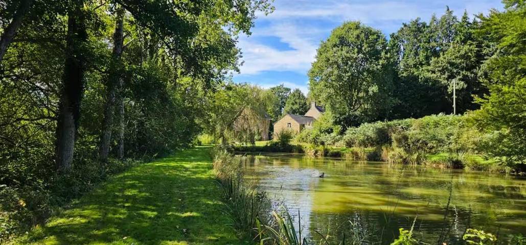 Location de vacances pour 6 personnes, avec Terrasse et Jardin ainsi que Vue sur le lac et Vue à Couesmes-Vaucé