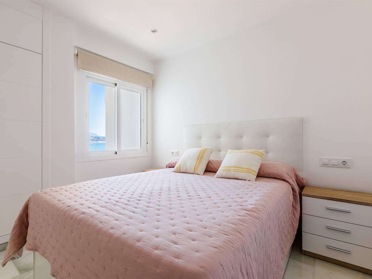 Entire apartment, Charming beachfront apartment in Torre del Mar, 2 bedrooms, air conditioning, pool in Playa de Torre del Mar, Torre del Mar