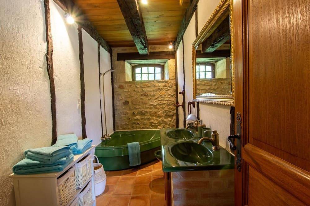 Charmantes Landhaus mit Gemeinschaftspool, 4 Personen in Thenon, Périgord Noir