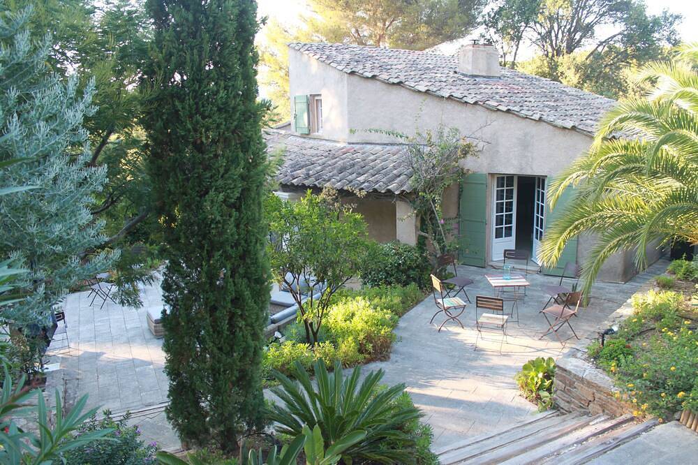Villa mit Südausrichtung, am Meeresufer, privates Anwesen am Cap Bénat in Cap Bénat, Bormes-les-Mimosas