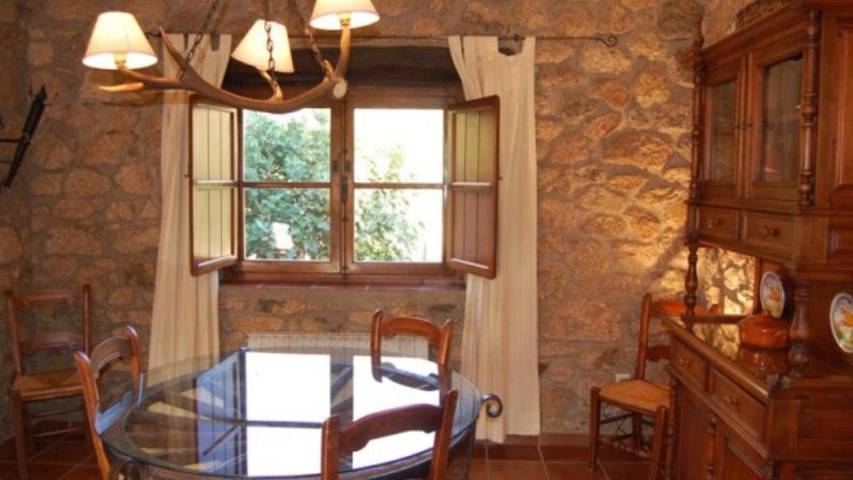 Chalet para 6 personas, con piscina además de vistas y jardín, Se admiten mascotas en Extremadura