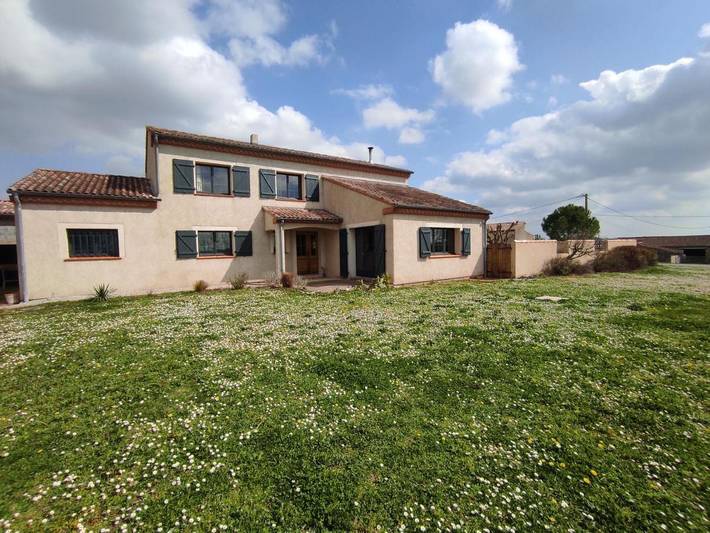 Location de vacances pour 17 personnes, avec vue et piscine ainsi que vue sur le lac et jardin à Mailhoc - 2