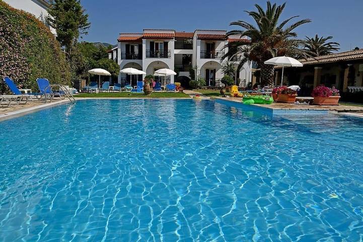 B&b voor 37 personen, met zwembad en tuin op Corfu