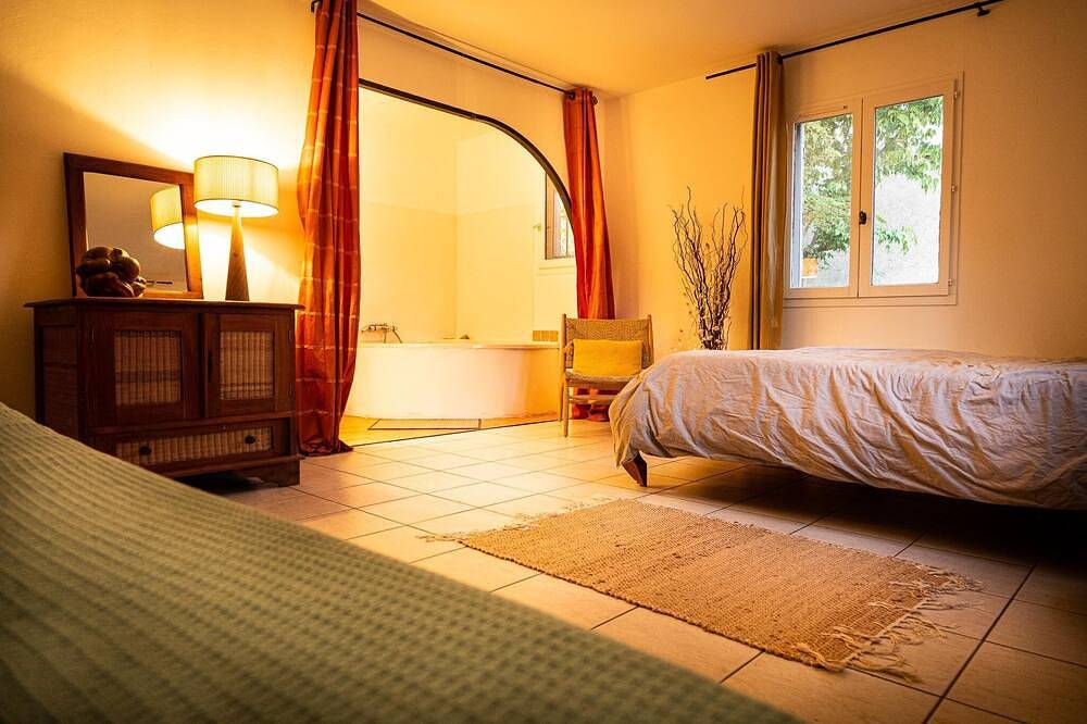Typical Provencal villa, pool, luxurious amenities in Volx, Parc naturel régional du Luberon