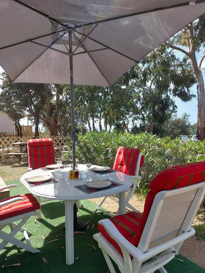 Camping pour 6 personnes, avec jardin et terrasse ainsi que vue et piscine