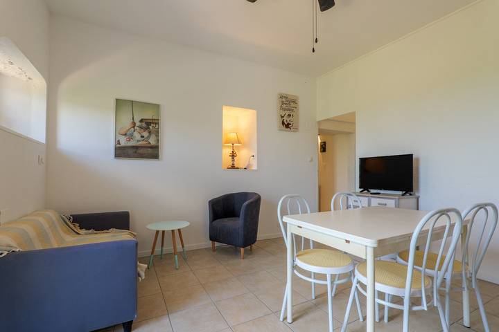 Ganze Wohnung, Gîte „Le Boudenas“ mit Gemeinschaftspool, WLAN und Klimaanlage in Chauzon, Ardèche
