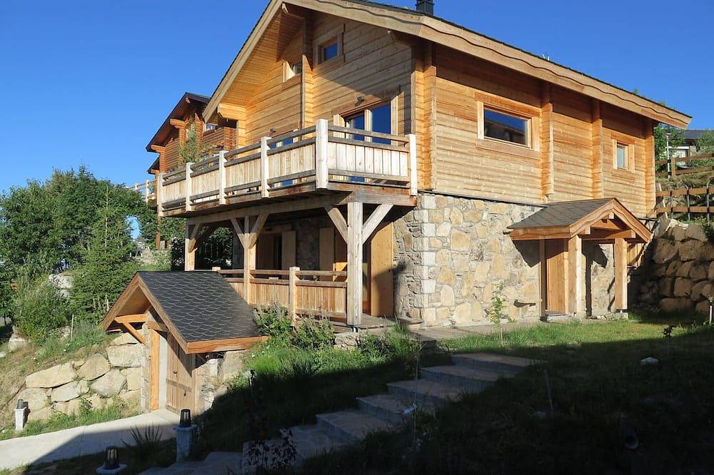 Grand Chalet, Vue Magnifique , Tres Ensoleille. A 5 Minutes Du Centre Ville. in Font-Romeu-Odeillo-Via, Parc naturel régional des Pyrénées catalanes