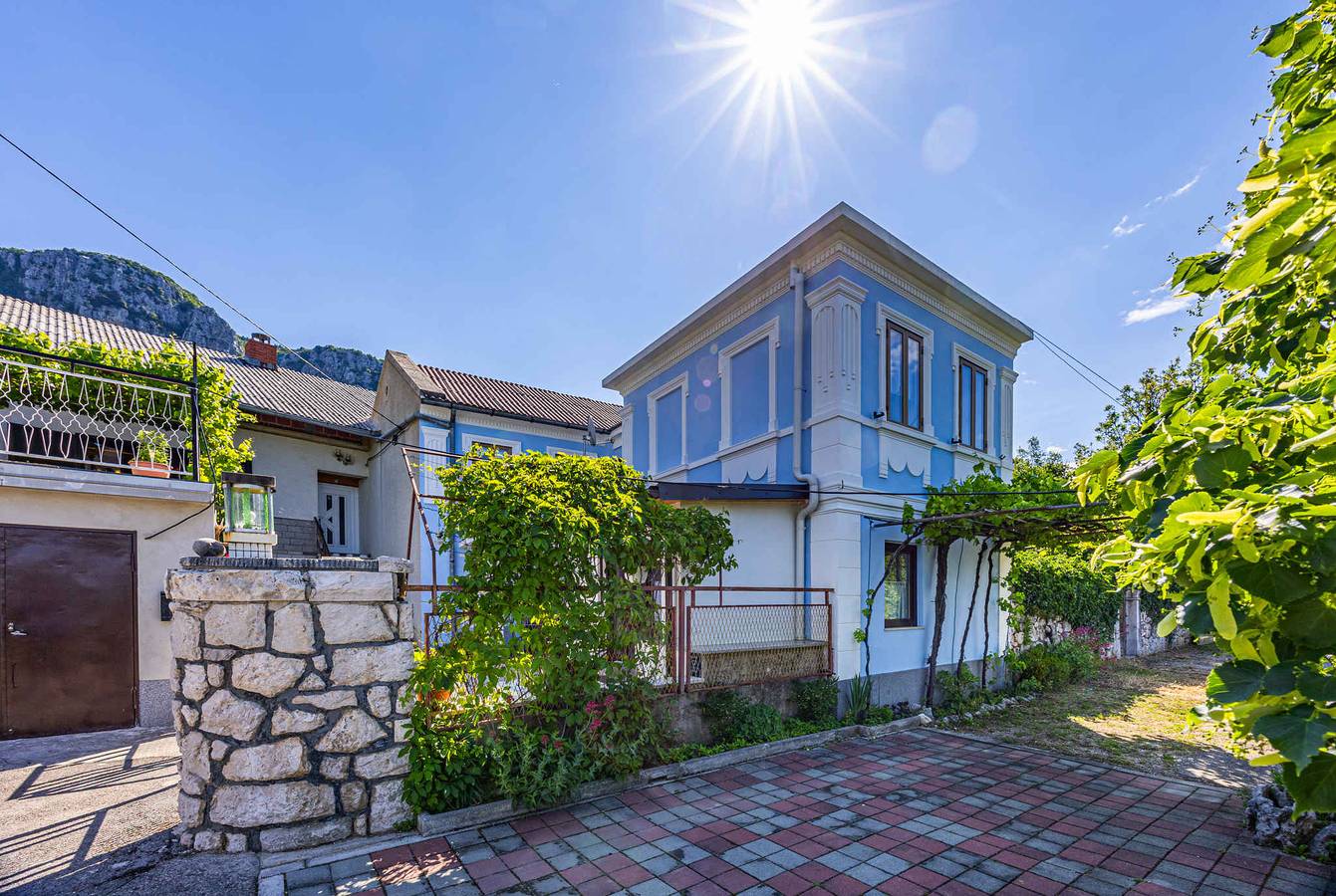 Vakantiehuis met een groot terras en airco  in Tribalj, Primorje-Gorski Kotar