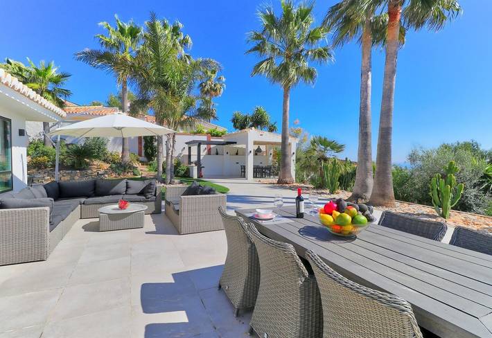 Increíble villa con vistas a la montaña, terraza, piscina y Wi-Fi in Mijas Costa, Mijas