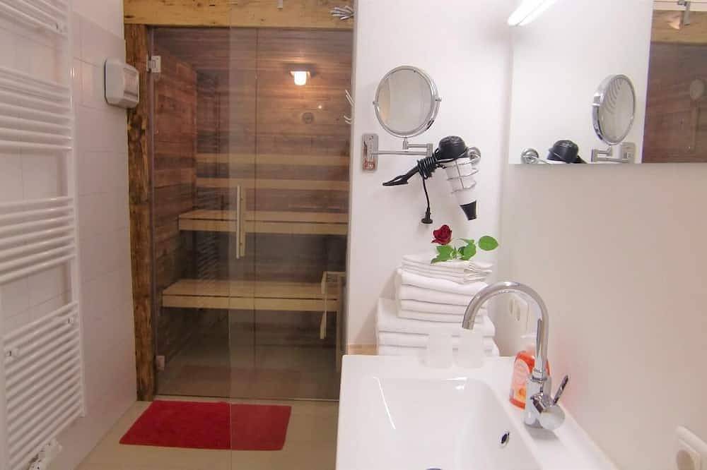 Ganze Wohnung, Moderne Ferienwohnung im Landhausstil mit Sauna und Regendusche in Drachselsried, Ostbayern