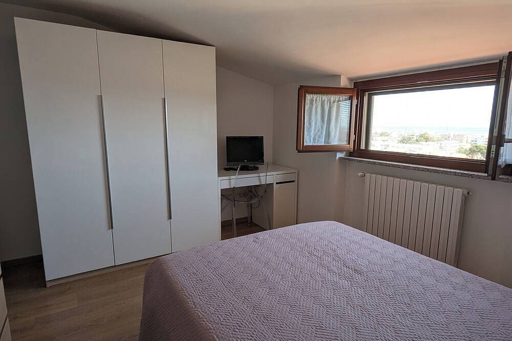 Apartamento entero, Bright 8th-floor penthouse with sea view 7 minutes' walk from the beach. in Pretaro, Pescara