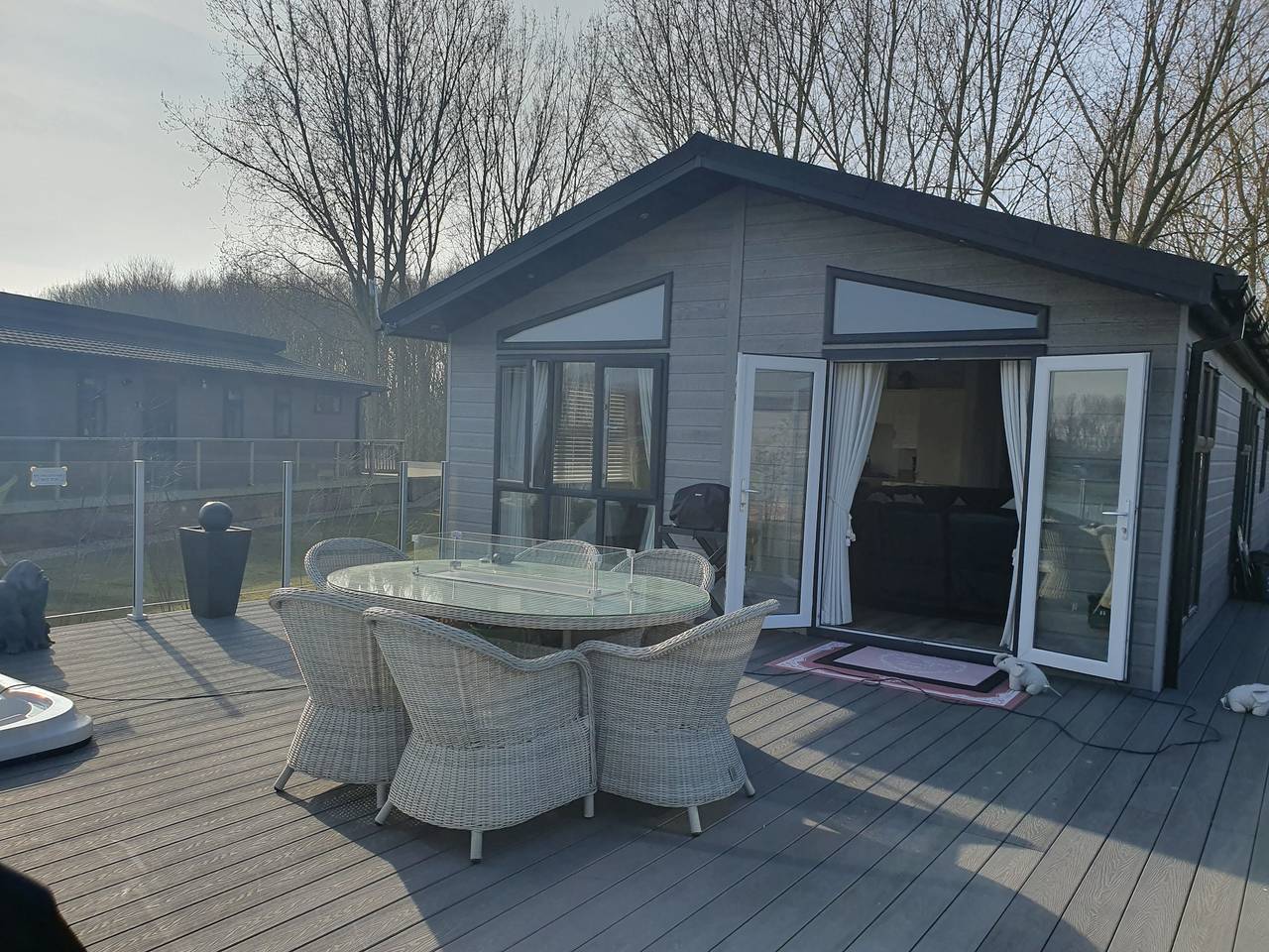 Routh 2-Bed Luxury Lodge, Hot Tub & Lake View in Routh, East Riding of Yorkshire