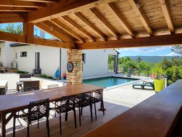 Gîte pour 6 personnes, avec vue ainsi que piscine et terrasse, animaux acceptés à Saint-Julien-de-Peyrolas