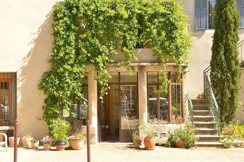 Entire apartment, Luberon - Elegant Private/ Privé Studio with aircon/clim - free wifi in Lauris, Parc naturel régional du Luberon