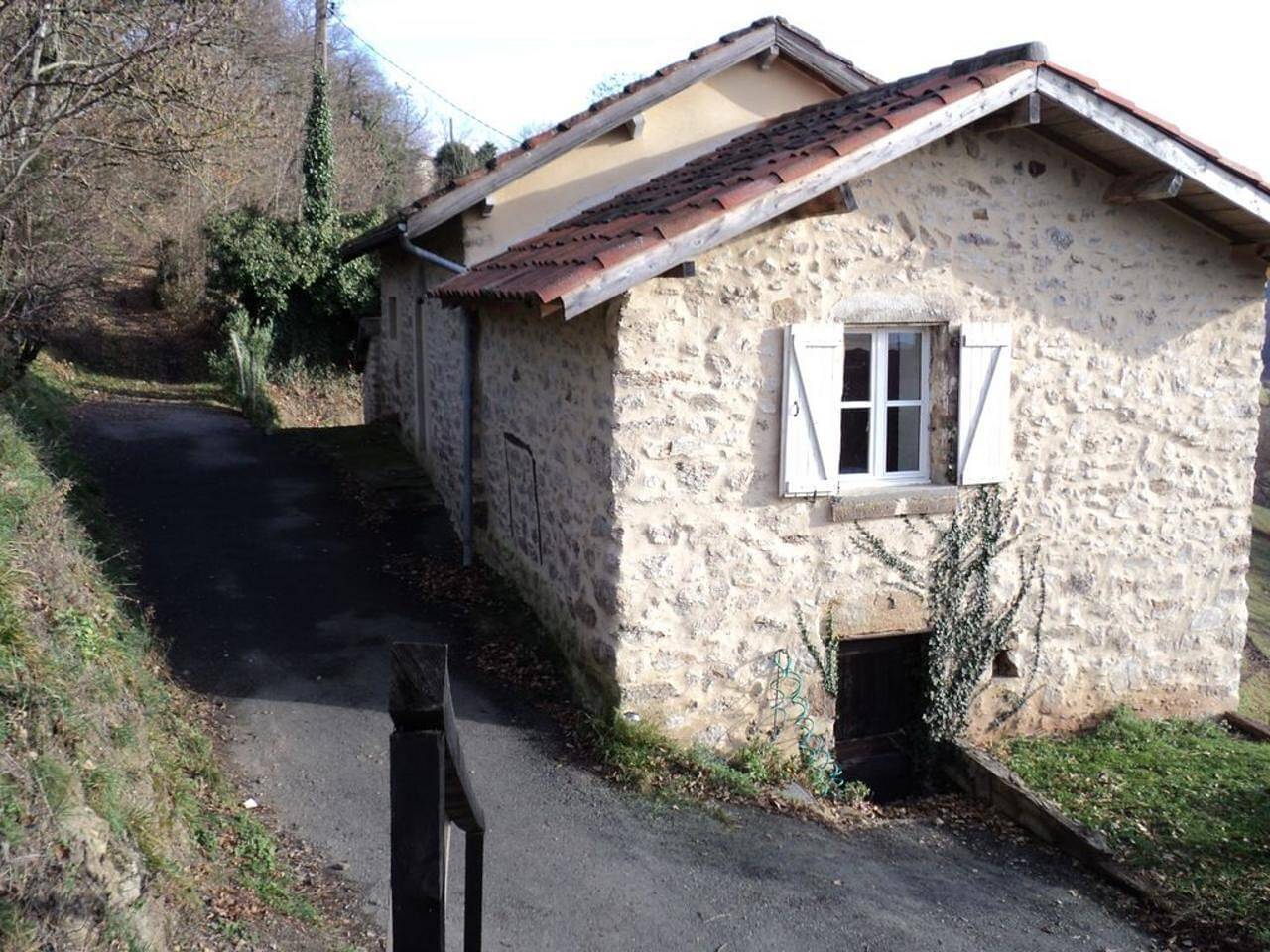 Petite maison en pierres proche du village d'agnac in Firmi, Aveyron (desambiguación)