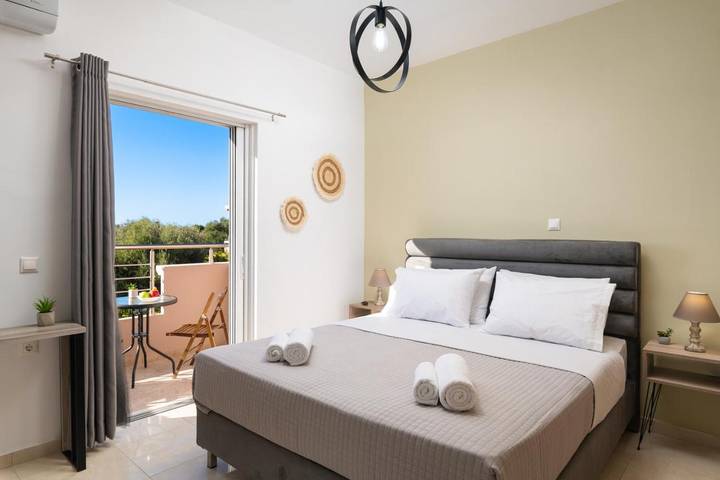 Ferienwohnung für 5 Personen, mit Balkon und Terrasse sowie Garten und Ausblick in Chorafakia