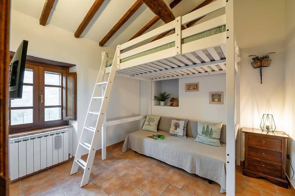 Apartamento entero, Guesthost - Cozy 50m2 apartment equipped with all comforts, ideal for two people, located on the second floor of a renovated farmhouse (stairs to access it).The accommodation is located inside a former oil mill and offers its guests many shared services: in Passignano sul Trasimeno, Lago Trasimeno