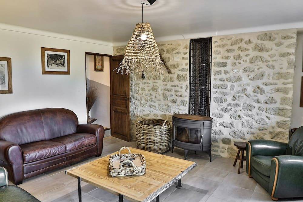 Under the wisteria of Costebelle on a wooded plot of 7500m2 private swimming pool in Cheval-Blanc, Parc naturel régional du Luberon