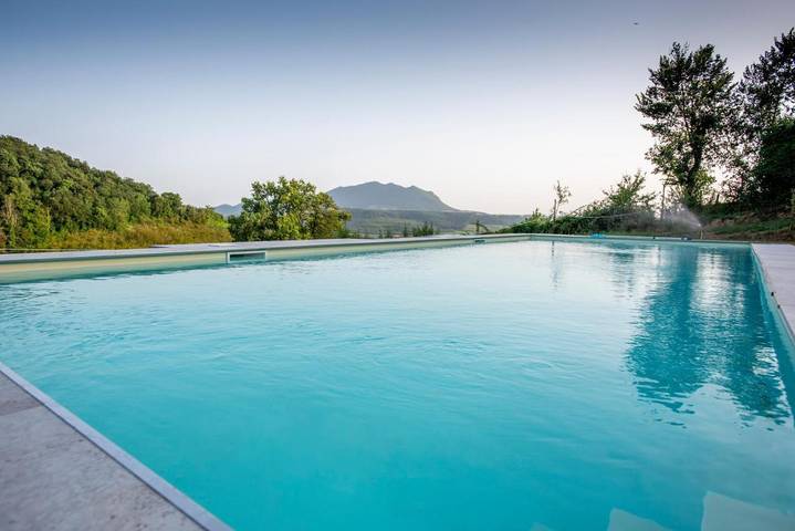 Location de vacances pour 13 personnes, avec Balcon et Terrasse ainsi que Jardin et Piscine à Collevecchio